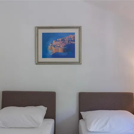 Orange Garden Apartment *